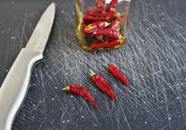 Vediamo ora come fare l'olio piccante senza correre rischi. Come Preparare In Casa Olio Piccante Al Peperoncino Olio Santo Ricetta