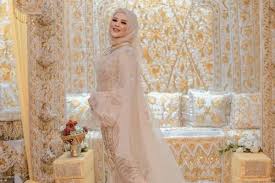 Perjalanan cinta roger danuarta dan cut meyriska sedang menarik perhatian. 10 Potret Memesona Cut Meyriska Dari Lamaran Hingga Resepsi Pernikahan