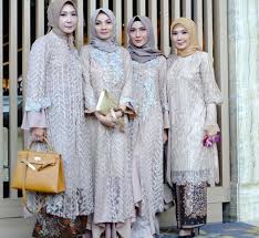 Kebaya yang biasa saja maka dengan tambahan aksen brokat jadi lebih kelihatan mewah. Model Gamis Kombinasi Untuk Orang Tua Radea