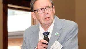 George J. Fluhr receiving Distinguished Service Award