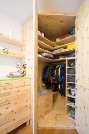 deckenhoher einbau eckschrank mit besonders viel platz fur sommer und wintersachen gefertigt aus zirbenholz eckschrank eckschrank kinderzimmer einbauschrank