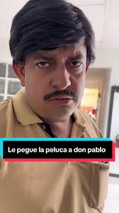 Reacción de Don Pablo al peinarse con peluca