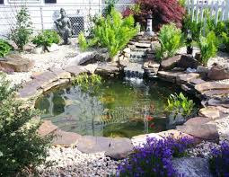 Bukan hanya desain kolam ikan di rumah saja hal yang perlu diperhatikan, lihat juga apa kolam tersebut akan dibuat di dalam atau luar ruangan, karena hal ini mempengaruhi sinar matahari yang akan diterima oleh si ikan hias tersebut. Desain Kolam Ikan Minimalis Depan Rumah Cocok Di Lahan Sempit
