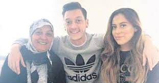 Ardından yıldız futbolcu mesut özil, twitter hesabından bu tweeti alıntılayarak sarı ve lacivert kalp emojisi paylaşmıştı. Hayirsever Mesut Ozil In Sirri Annesinin Mektubunda Sakli Servetini Paylasmazsan Oglum Degilsin Takvim