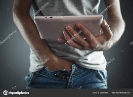 남자 시계 성인 비디오 에 태블릿. 개념 의 포르노를, 자위 — 스톡 사진 © ANDRANIK2017 264554948