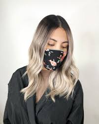 Mar 28, 2022 · i capelli baciati da sfumature e colpi di luce sono sempre di grande effetto. Capelli Biondi Con Radici Scure Il Look Delle Star Pronto A Convincerti Capellistyle
