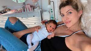 Im august 2020 ist fiona sarah harrison verteidigt bauch nach entbindung: Sarah Harrison Stillt Baby Kyla Auch In Der Offentlichkeit Promiflash De