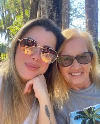 Eu te agradeço, mãe E reconheço o teu valor Um coração de mãe Que no teu  ventre me guardou E foi o teu amor Que deu a luz à minha vida Exemplo