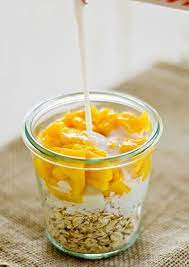 Directions add the desired amounts of milk, oats, yogurt, chia seeds and banana to a jar or container and give them a good stir. Coconut Mango Overnight Oats Vegan Vegan Vegan Food Food Food Resep Oatmeal Resep Makanan Sarapan