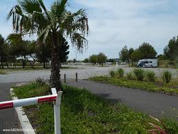 Piscine et pataugeoire, solarium, aire de jeux et wifi gratuit. Aires De Camping Car Narbonne Languedoc Rousillon France