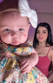 Se acabó el amor entre Angela y nodal 😱 A Nodal le pasó algo muy incómodo,  pues la Ex pareja del youtuber Werever2morro le pidió una foto y cuando se  iban a