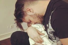 Mickael carreira surge na capa da edição de março da revista masculina gq portugal com a filha a pequena beatriz, que completa um ano este mês de março, é a primeira filha de mickael carreira e. Mickael Carreira Mostra Momento Com Filha No Brasil Press Minho