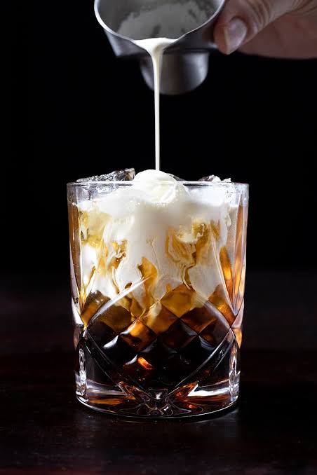 White Russian cocktail met vodka, koffielikeur en room