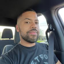 Jay Strong's Instagram, Twitter & Facebook