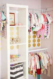 So Schnell Wird Aus Einem Ikea Regal Ein Kleiner Kleiderschrank Use An Ikea Shelf And Attach Your Rods Kinderkleiderschrank Kinder Zimmer Kinderzimmer Dekor