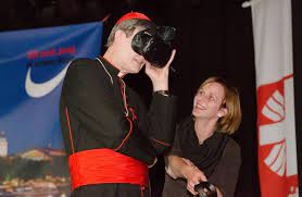 Rainer maria kardinal wölki (archivbild): Kardinal Woelki Testet Vr Brille Alt Und Jung In Einem Boot Erzbistum Koln