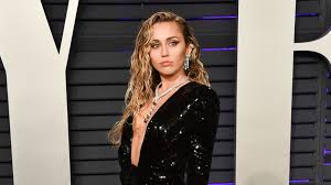 A sport tv harmadik félidő extra című műsorának vendége volt torghelle sándor. Miley Cyrus Fontos Dologra Hivja Fel A Figyelmet Tortat Nyalva Felmeztelenul 24 Hu