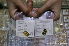 Harga emas yang cukup fluktuatif merupakan salah satu alasan mengapa mereka tertarik berinvestasi jangka pendek. Harga Emas Hari Ini 17 11 Ukuran 24 Karat Antam Turun Rp 5 000 Per Gram