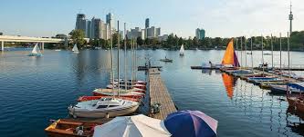 Die neue donau ist ein orografisch linker, (nord)östlicher geradliniger seitenarm der donau in wien. Wien Am Schonen Grunen Donauufer Falstaff