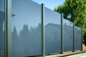 Derzeit wollen die menschen perfekt, ihre heimat zu schmücken. Wind Und Sichtschutz Modell Glarus Pfosten In Eisenglimmer Glas Grau Satiniert Sichtschutz Terrasse Glas Sichtschutz Glas Glaszaun