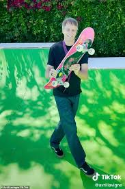 Doing lip sync the singer performs sk8er boi, track released in august 2002 that propelled his career to world fame. Ppi0kkihwyjgom