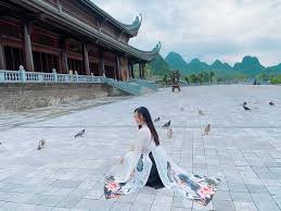 Chùa tam chúc nơi khoác trên mình vẻ ngút ngàn và đẹp như cõi mộng nên dù chưa hoàn thành vẫn thu hút đông đảo du khách thập phương về đây từ các hiện vật khảo cổ, bước đầu có thể kết luận rằng chùa tam chúc đã có niên đại trên 1000 năm. Chua Tam Chuc Ha Nam Thien Ä'Æ°á»ng Check In Sá»'ng áº£o Chá»'n Tam Linh