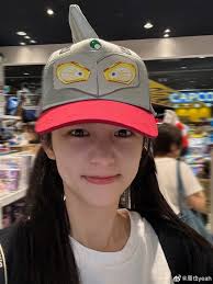 Zhou Ye's Theme Park Visit 25/4/2025 She only says: ？#野生周报 ​​​ ~?  #WildWeekly ​​​ CR: 周也yeah ~Zhou Ye yeah, Weibo