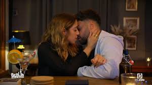 Karim und Valentina genießen zusammen ihren Feierabend, als plötzlich zwei  Typen Valentina anbaggern. 😱 In der Not behauptet sie, Karim sei ihr  fester Freund und er spielt das Spiel nur allzu gern ...