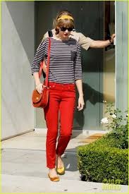 Black And White Striped Shirt With Red Pants Taylor Swift Very Cute In Red Jeans And Black And White Striped Top Taylor Swift Style Taylor Swift Street Style Taylor Swift Skinny
