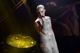 Possiamo dirvi con certezza che si chiama nick cerioni, lo stylist di achille lauro. Sanremo 2020 Achille Lauro E San Francesco Sotto Gli Abiti Solo Gli Strass La Repubblica