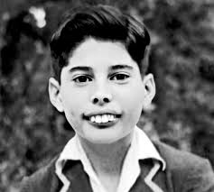 Who recognises the music legend in this childhood photo? 📸