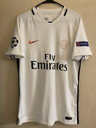 La camiseta hace uso de un template con cuello polo abotonable, con blanco como color principal y una banda vertical. Las Mejores Ofertas En Paris Saint Germain Club Internacional Blanco Camisetas De Futbol Ebay