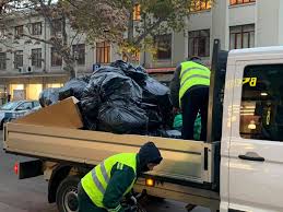 Mayor at city hall sector 1 bucharest @usr_romania | @reneweurope. Primarul Clotilde Armand A Strans Gunoiul Din PiaÈ›a Amzei ImpreunÄƒ Cu Voluntari RÄƒzboi Cu Romprest