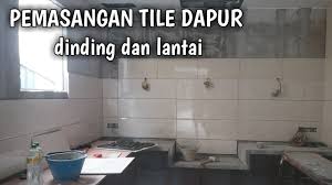 Pemasangan tile dinding dapur ukuran tile 60×60cm (2×2feat) warna cerah. Pemasangan Tile Dapur Dinding Dan Lantai Youtube
