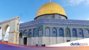 Peristiwa israk dan mikraj ini mempunyai hubung kait dengan perintah menunaikan ibadat solat. Batu Pijakan Nabi Muhammad Saat Miraj