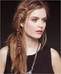 Pour votre coiffure de mariage, optez pour un chignon sur le coté, très tendance pour arborer une jolie coiffure asymétrique le jour j. Coiffure Tresse De Cote Hairstyle Side Braid Happy Chantilly