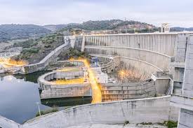 Gostei muito de alqueva, localidade pequena, branca e limpa, típica do alentejo, rodeada das planícies alentejanas, paisagem de sobreiros e vinhas, numa região fértil e agrícola bem tratada, cuja gastronomia é muito apreciada. Kraftwerk Auf Alqueva Wasserverdammung Alentejo Portugal Stockbild Bild Von Elektrizitat Draussen 114361819