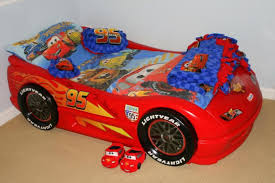 It grows with your child as it race off to dreamland for years to come with the hot wheels™ toddler to twin race car bed! Lightning Mcqueen Bed Set Toddler
