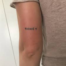 Stick And Poke Tattoos On Instagram Tattooed A Very Special Word On The Arm Of A Babe Ein Wort Tatowierungen Kleine Zitat Tattoos Bruder Schwester Tattoos