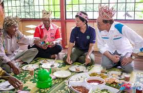 Kota yang paling dekat ialah lukut. Anwar Ibrahim On Twitter Sarapan Pagi Di Kg Bukit Kepong Dun Linggi Port Dickson Harapanpdharapanmalaysia Https T Co 4smfbbgma9