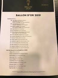 Azi are loc decernarea balonului de aur, premiul care desemnează cel mai bun fotbalist din sezonul precedent. Messi A Luat Balonul De Aur Pentru A 6 A Oara Reactie Emotionanta A Pus Capul In Pamant Si I A Strans Mana Lui Van Dijk De Ligt Cel Mai Bun Jucator U21 Alisson