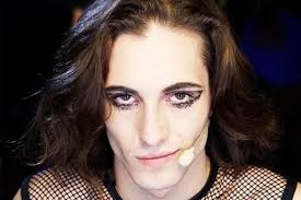 Dopo averci fatto brancolare nel buio per anni e anni facendoci credere di essere in cerca dell'anima gemella, damiano david ha deciso di uscire allo scoperto e mostrare al mondo la sua ragazza. Damiano David Dei Maneskin Chi E Quanto Guadagna Patrimonio Cifre