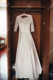 Kollektion 2021 brautkleid 6706 von dmy. Schone Weisse Creme Brautkleider Aus Seide Chiffon Tull Und Spitze Hangen Auf Kleiderbugeln Mit Bogen Lizenzfreie Fotos Bilder Und Stock Fotografie Image 53828391