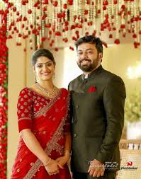 Pin By Duggirala Kausalya On Shaadi Bride Reception Dresses Kerala Engagement Dress Wedding Blouse Designs