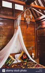 Hippie Style Holz Zimmer Mit Traditionellem Bett Von Bunten Decke Mit Ornament Abgedeckt Hangende Baldachin Und Dreamcatcher Stockfotografie Alamy