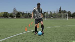 Menggiring bola bertujuan antara lain untuk mendekati jarak sasaran, melewati lawan, dan cara melakukan menggiring bola yang dikutip dari herwin (2004 : Cara Melatih Keterampilan Menggiring Bola Dengan Baik 13 Langkah