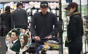 The news was confirmed by dispatch. Hyunbin Chan Ä'á»©ng 2 Thuyá»n Lá»™ áº£nh Vá»›i Son Ye Jin Dispatch Láº¡i KhÄƒng KhÄƒng Váº«n Yeu Kang Sora