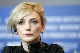 Borbély alexandra színésznő vehette át a legjobb női főszereplőnek járó európai filmdíjat a testről és lélekről című filmben nyújtott alakításáért. Borbely Alexandra A Tronok Harca Szinesznojevel Forgat Startlap