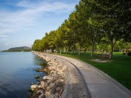 A strandot gondozott pázsit borítja, területén fák sorakoznak. A Legjobb Ingyenes Balatoni Szabadstrandok B Cool Magazin