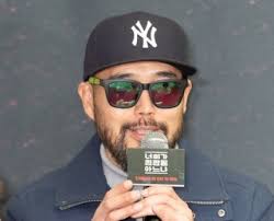 공주공고를 중퇴한 그는 현재는 45rpm에서 활동하고 있다. Zgze4dmx4ffoym
